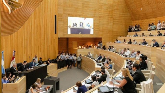 La unicameral otorgará  becas para universitarios