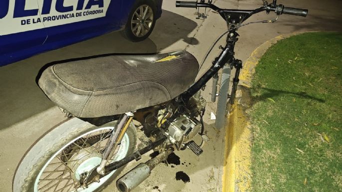 Un joven circulaba en una motocicleta con motor y cuadro de otro rodado