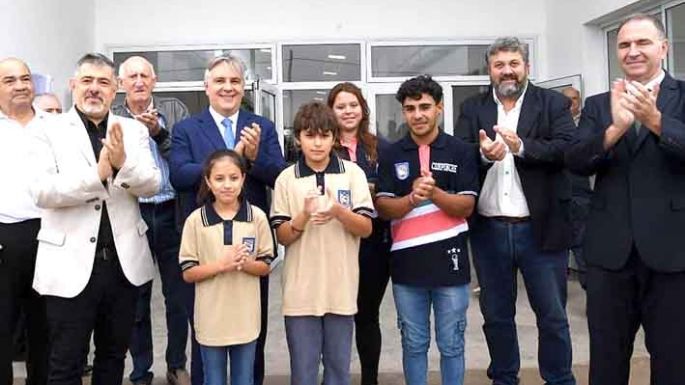 Llaryora inauguró el ciclo lectivo con apoyo a docentes