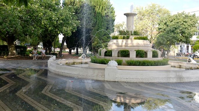 Hubo quejas por el derroche de agua de una fuente en la plaza Centenario