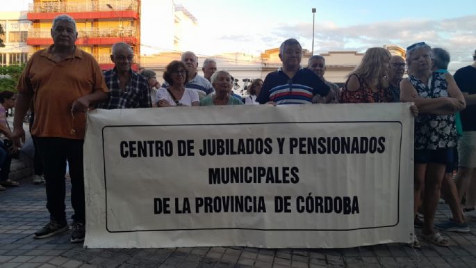 Jubilados se manifestaron en Plaza Centenario