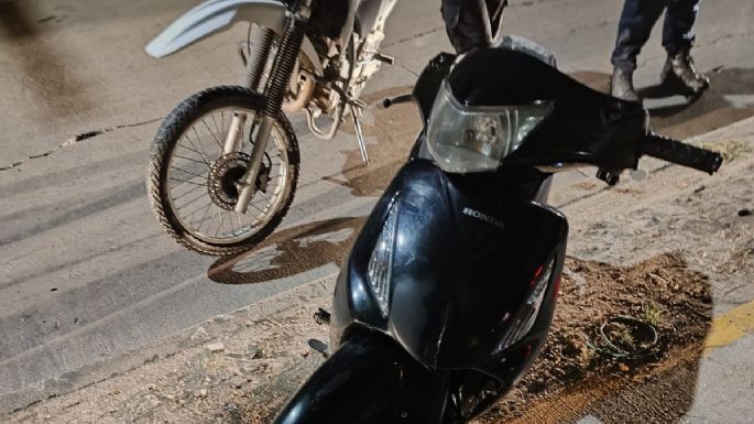 Quiso huir y chocó contra el espejo retrovisor de un patrullero