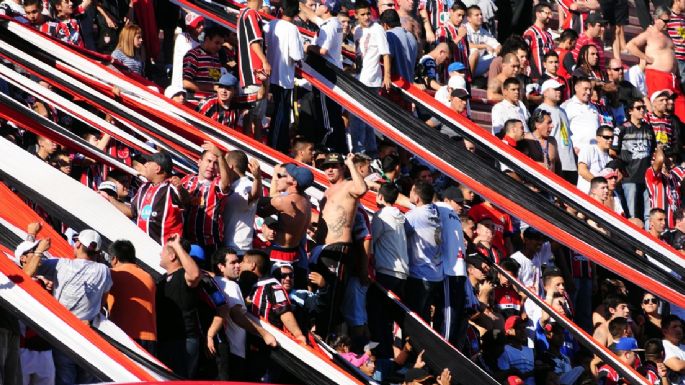 Mataron de una puñalada a un hincha de Chacarita durante el partido