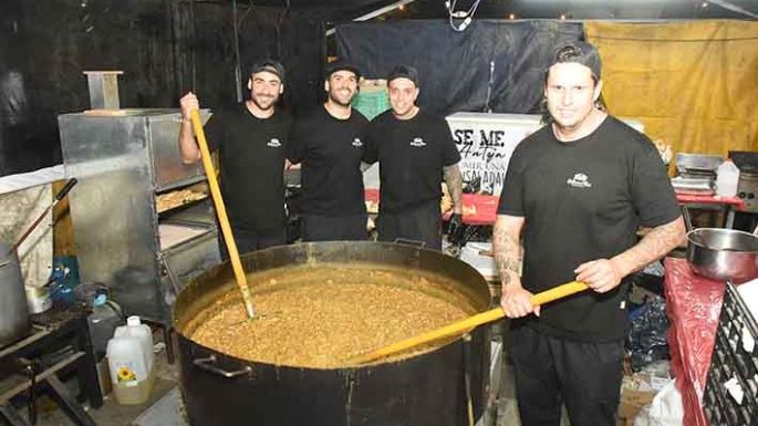 Acuerdan bajar el precio del locro en el Recorrido Peñero