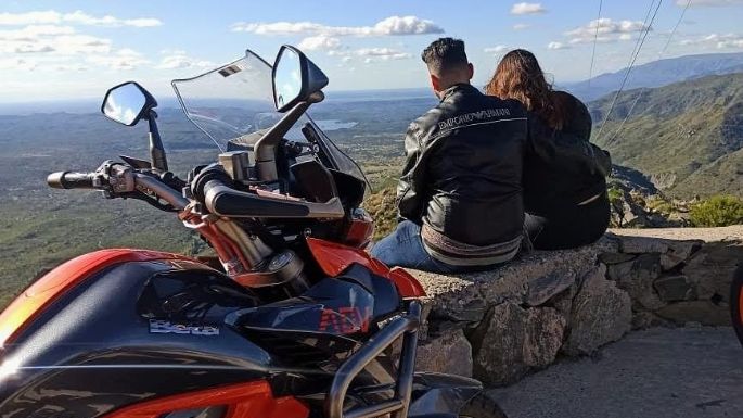 Una pareja villamariense planea recorrer el mundo en motocicleta