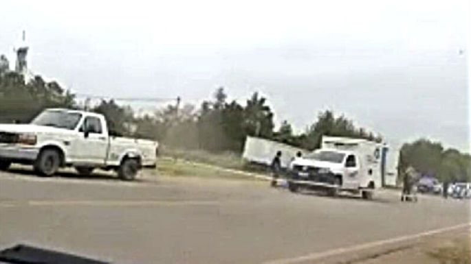 Murió una mujer al caer de una camioneta y detuvieron al marido