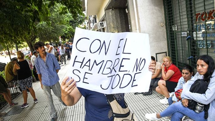 Veinte cuadras de "la fila del hambre"