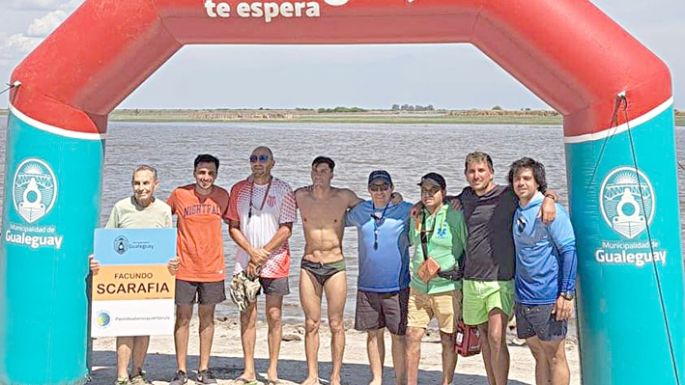 Facundo Scarafía nadó siete horas y cumplió con un tradicional desafío