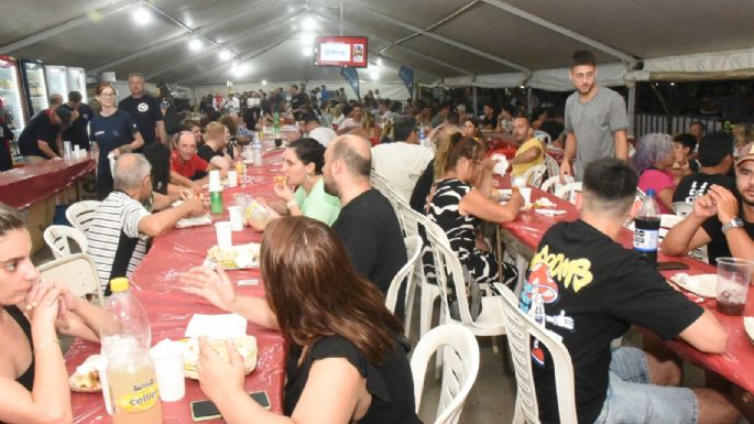El patio de comidas de Bomberos decidió bajar sus precios