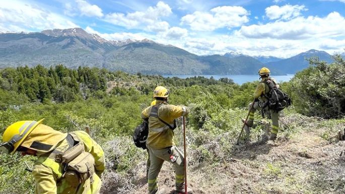 Más bomberos viajan a combatir el fuego