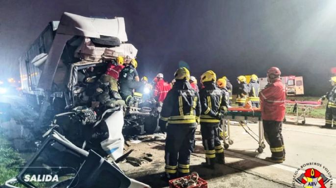 Bomberos rescataron a un conductor tras un choque entre dos camiones