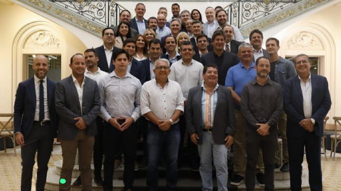 Accastello se reunió con Llaryora y otros intendentes del país