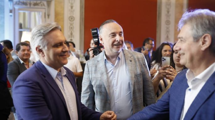Accastello se reunió con Llaryora y otros intendentes del país