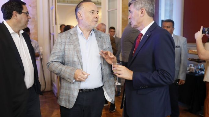 Accastello se reunió con Llaryora y otros intendentes del país