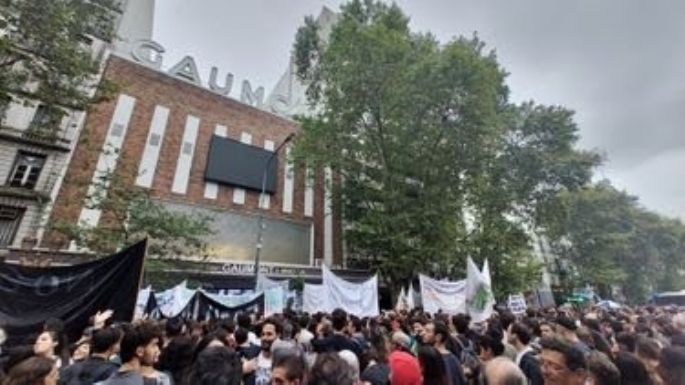 Protesta por despidos en el INCAA: la Policía gaseó a los manifestantes
