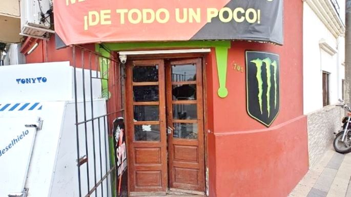 Rompió con un caño la puerta de un negocio