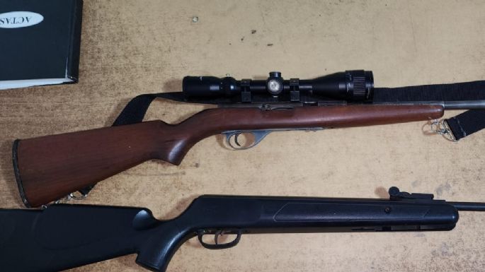 Golpeó a su pareja y luego le disparó con un rifle
