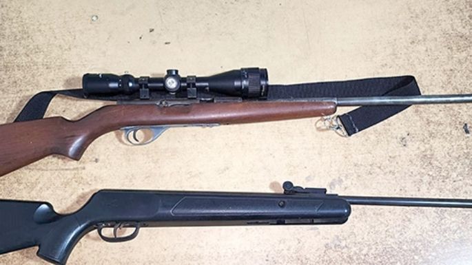 Golpeó a su pareja y le disparó con un rifle