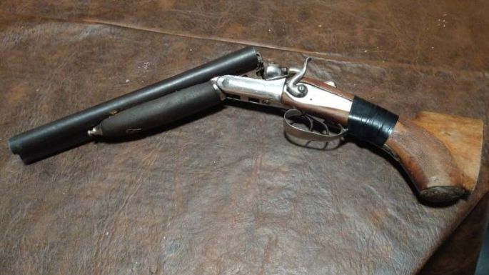 Provocó disturbios en la calle y amenazó con un arma a los policías