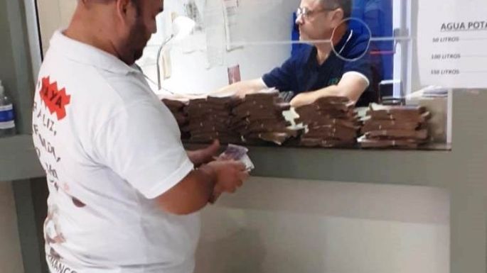 Llevó casi un millón de pesos en una carretilla para pagar la luz