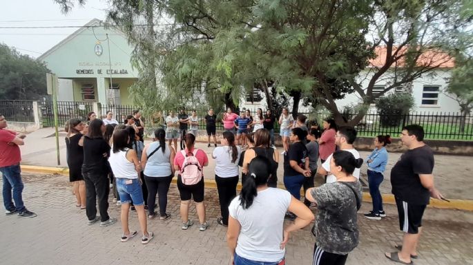 [Video] Padres, madres y alumnos protestaron ante la reincorporación del director de una escuela