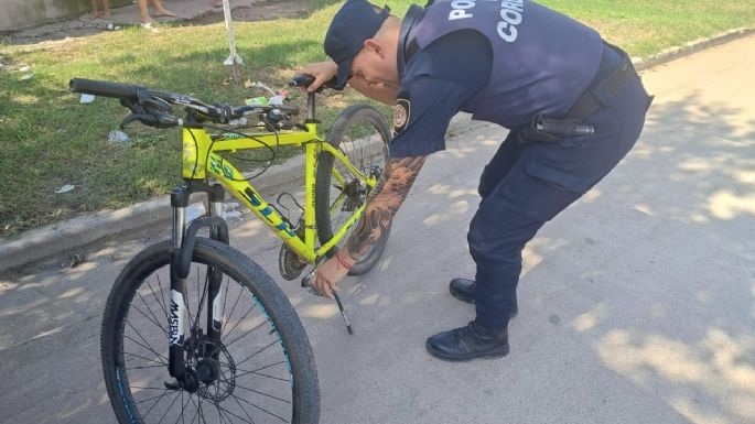 Levantó un portón de una casa y se robó una bici: lo detuvieron a las pocas cuadras