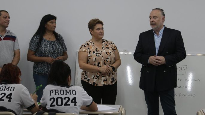El municipio entregó bancos y sillas al IPEM 147 Manuel Anselmo Ocampo
