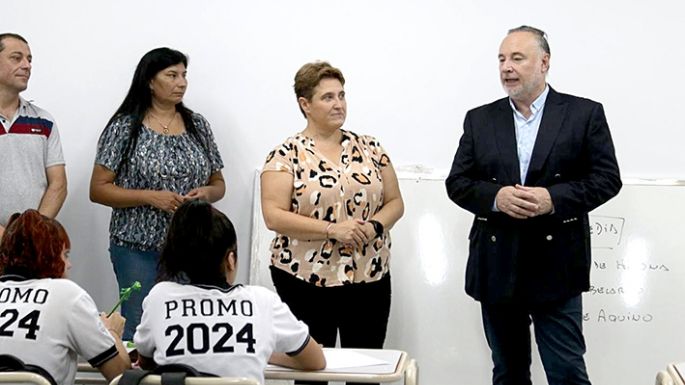 Bancos y sillas para 60