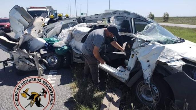 Choque entre un auto y un camión en la autopista
