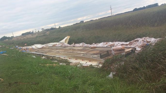 Volcó un camión con pollo y autorizaron a las personas a retirar la carga