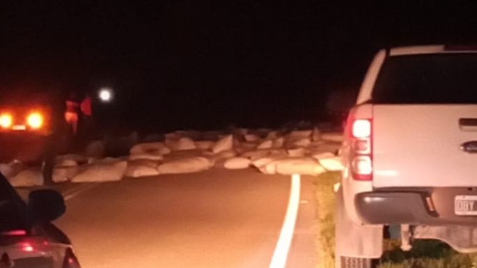 Un camión con trigo se volcó en solitario sobre ruta 10
