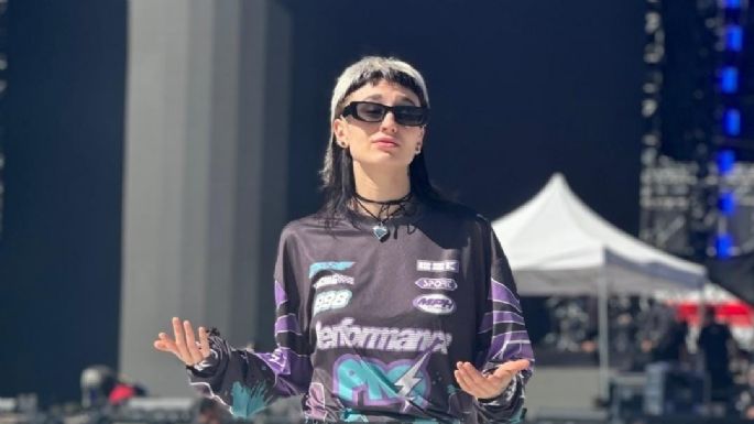 La bailarina local Valu Toranzo acompaña a María Becerra en el Monumental