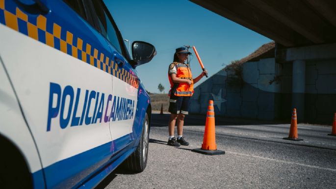 Chocaron de frente una camioneta y un automóvil