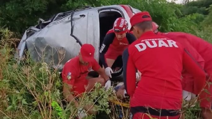Rescataron a dos personas atrapadas tras un choque frontal