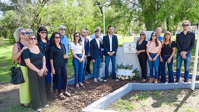 Realizan ofrenda floral por el Día de la Memoria
