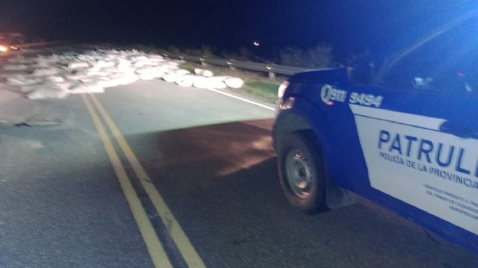 Un camionero despistó en la ruta y volcó su carga de trigo