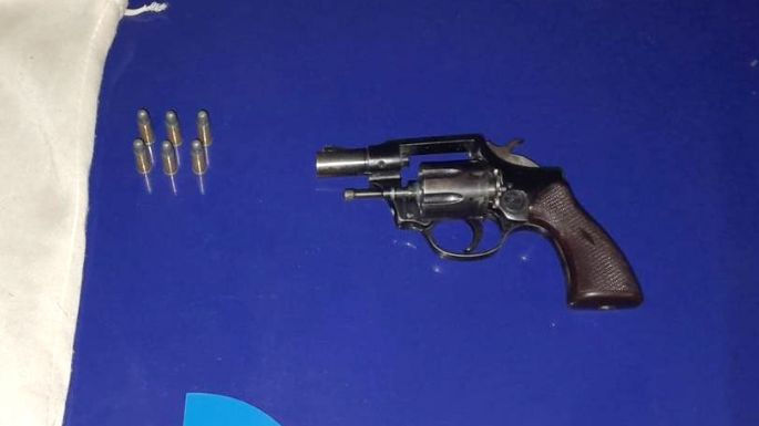 Lo detuvieron portando un revólver cargado con seis balas