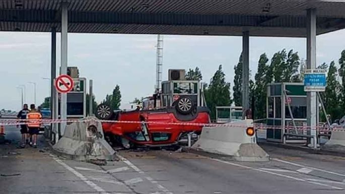 Impactó contra el muro del peaje