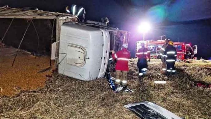 Un muerto al chocar de frente un auto y un camión