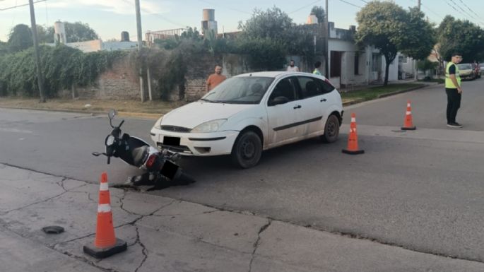 Motociclista con lesiones graves tras chocar contra un auto