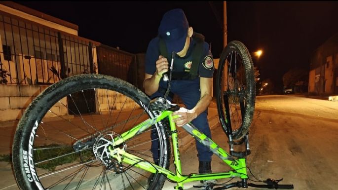 Circulaba en una bici robada e intentó evitar un control policial