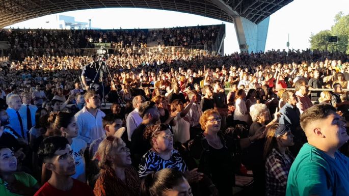 Miles de fieles de todo el país en el Anfiteatro
