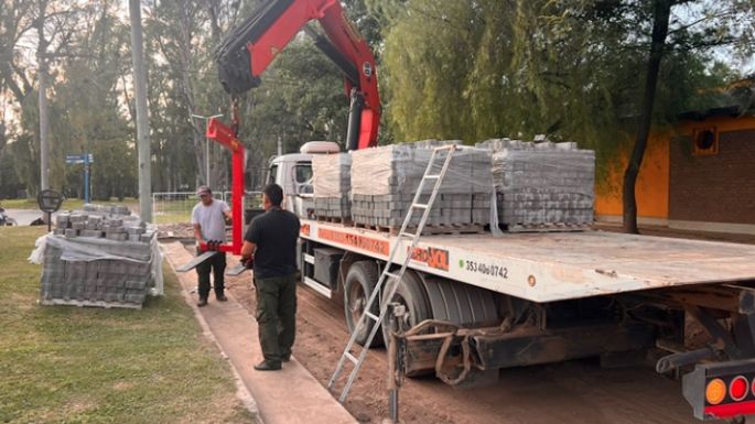Más adoquinado en el Parque Yrigoyen