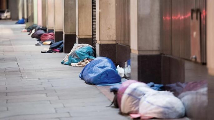 Más gente duerme en  las calles