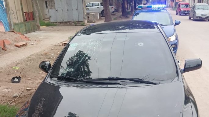 Una joven golpeó a su pareja y a su amigo y le dañó el parabrisas y un vidrio de su auto