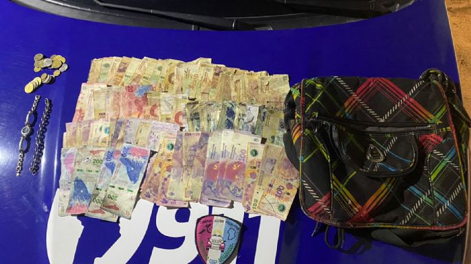Presos tras robar dinero, un reloj, un celular, una bici y otros elementos de un comercio