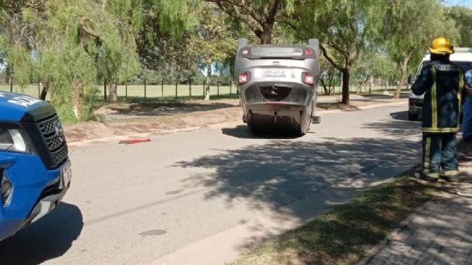 Volcó con su auto y debió ser trasladada al Hospital