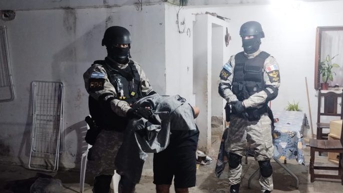 Usaban a un menor para vender drogas y fueron detenidos