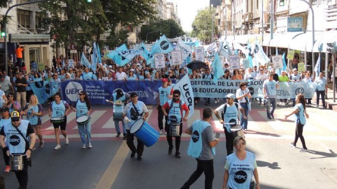 Más de 25 mil docentes reclamaron por sus salarios y jubilaciones