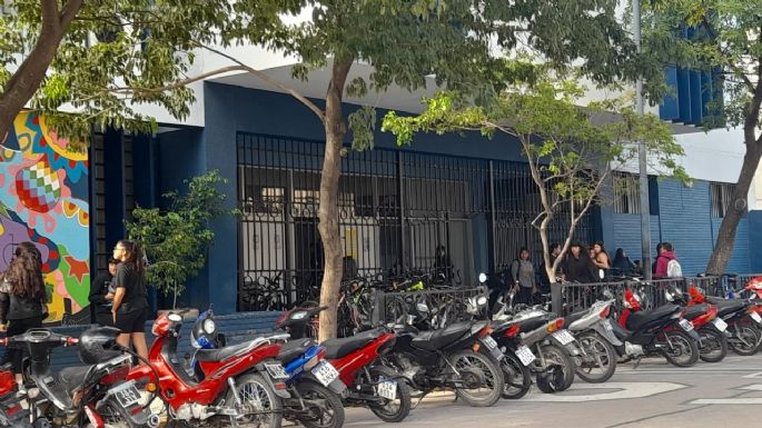 Allanaron el colegio Comercial junto a los domicilios del director y de un bibliotecario